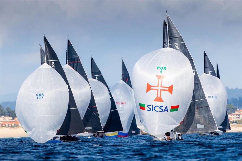 La flota internacional de Open compitiendo en Sanxenxo durante el Europeo de 2021