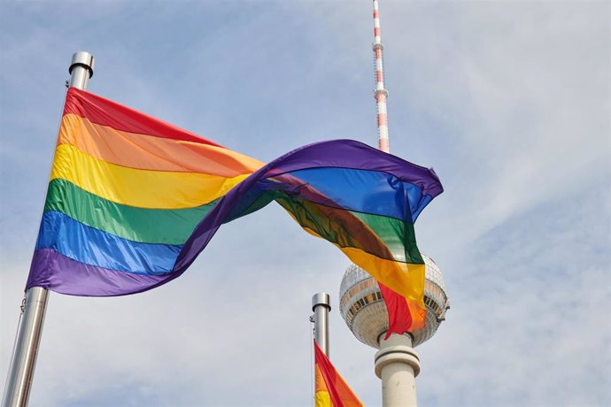 Archivo - Una bandera arco iris ondea en Berlín