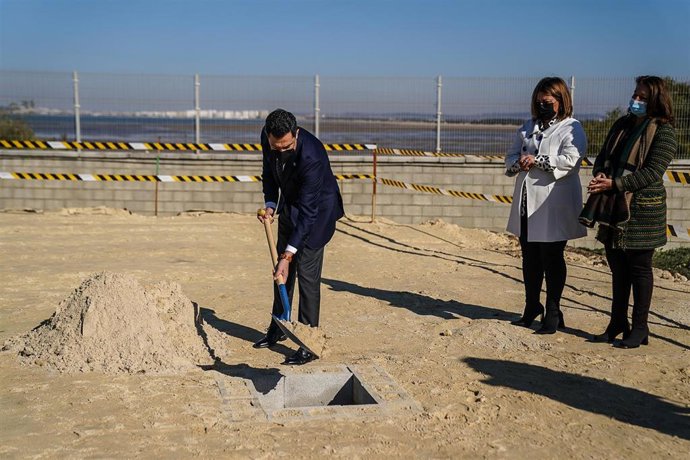 El presidente de la Junta de Andalucía, Juanma Moreno, durante la colocación de la primera piedra de la nueva EDAR en Puerto Real el viernes 21 de enero.