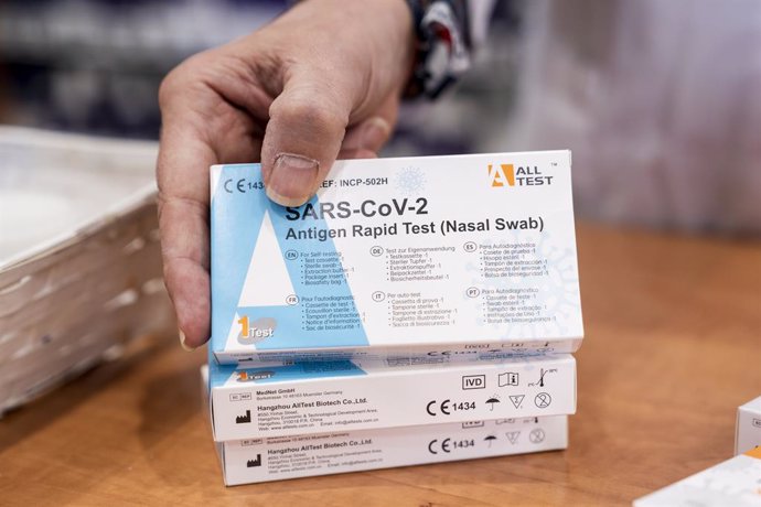Diverses caixes de proves rpides de l'antigen del SARS-CoV-2  en una farmcia en Carabanchel, a 13 de gener de 2022, a Madrid (Espanya). 