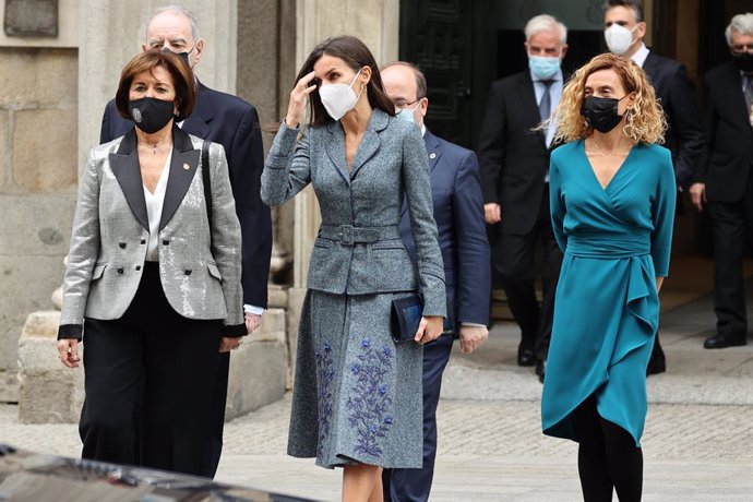 La Reina Letizia (c) sale acompañada de la presidenta del Congreso, Meritxell Batet (d) y la presidenta de Hispania Nostra, Araceli Pereda Alonso (i), tras la entrega de la Medalla de Honor de la Real Academia de Bellas Artes de San Fernando a la Asocia