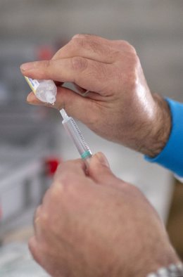 Detalle de una dosis de la vacuna contra el Covid-19, en el WiZink Center, a 20 de enero de 2022, en Madrid, (España). 