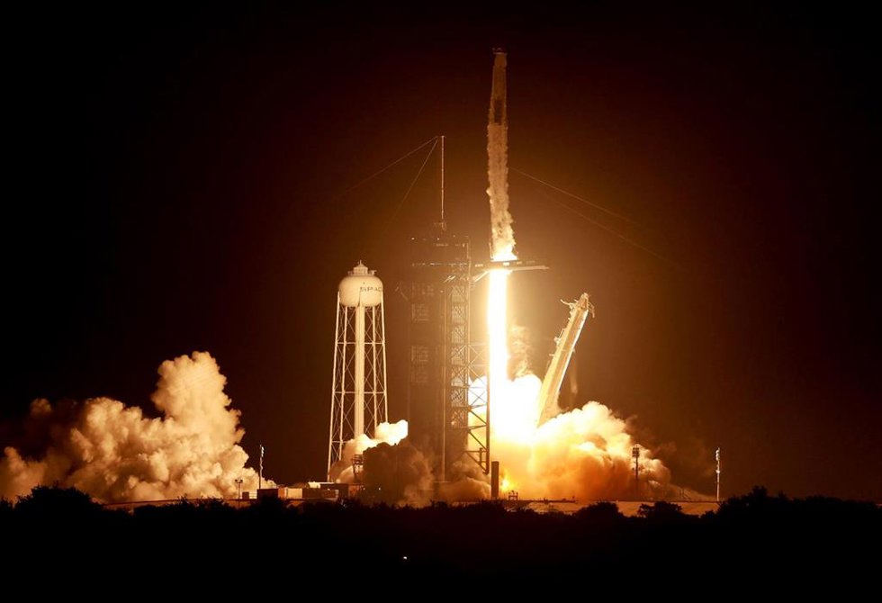 Archivo - 10 November 2021, US, Kennedy Space Center: A SpaceX Falcon 9 rocket carrying the company's Crew Dragon spacecraft is launched on NASA's SpaceX Crew-3 mission to the International Space Station with NASA astronauts Raja Chari, Tom Marshburn, K