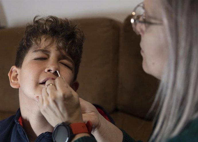 Un niño se hace un test de antígenos en casa, a 16 de enero de 2022, en Madrid, (España).