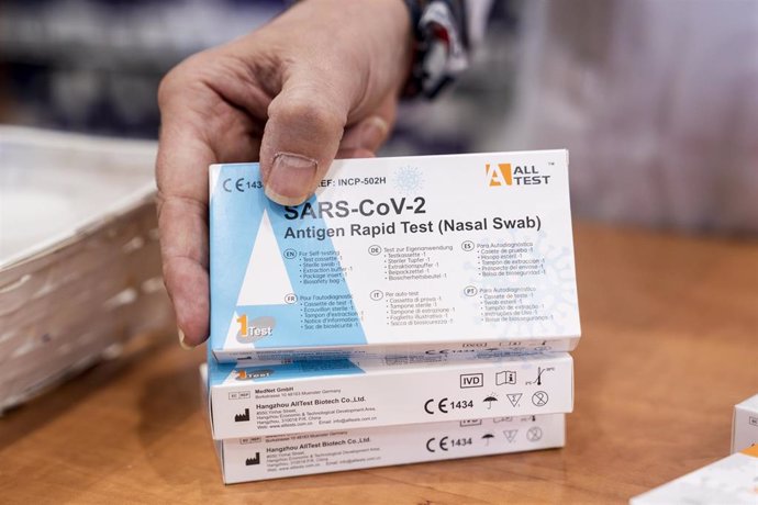 Varias cajas de pruebas rápidas del antígeno del SARS-CoV-2  en una farmacia en Carabanchel, a 13 de enero de 2022, en Madrid (España). La Comisión Interministerial de Precios de los Medicamentos (CIMP) ha acordado por unanimidad que el precio máximo de