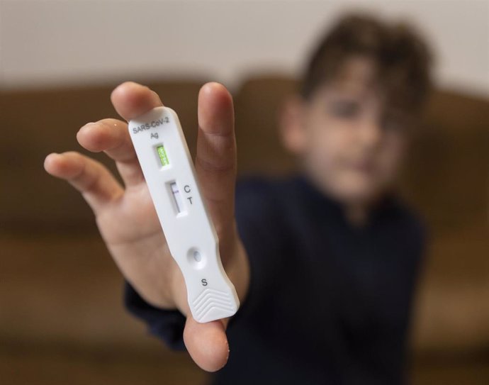 Un niño enseña un test de antígenos, a 16 de enero de 2022, en Madrid, (España). El Boletín Oficial del Estado (BOE) ha publicado el acuerdo de la Comisión Interministerial de Precios de los Medicamentos (CIMP) para fijar un precio máximo de venta al pú