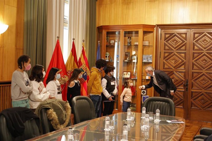 El alcalde de Zaragoza, Jorge Azcón, recibe las propuestas del nuevo Consejo de la Infancia y la Adolescencia para mejorar la ciudad