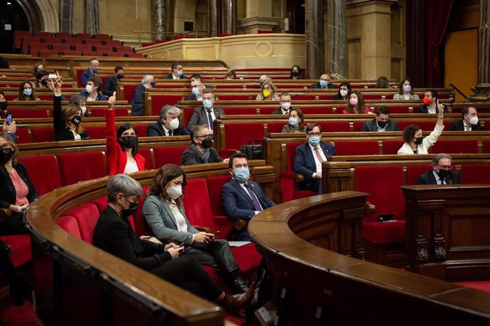 Imagen de archivo - La consellera de Presidencia de Cataluña, Laura Vilagrá (c) y el president de la Generalitat, Pere Aragons (d), en un pleno del Parlament de Cataluña, a 23 de diciembre de 2021, en Barcelona, Catalunya, (España). 