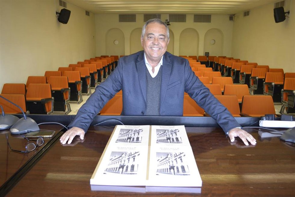 Pascual Vera posa con uno de los ejemplares