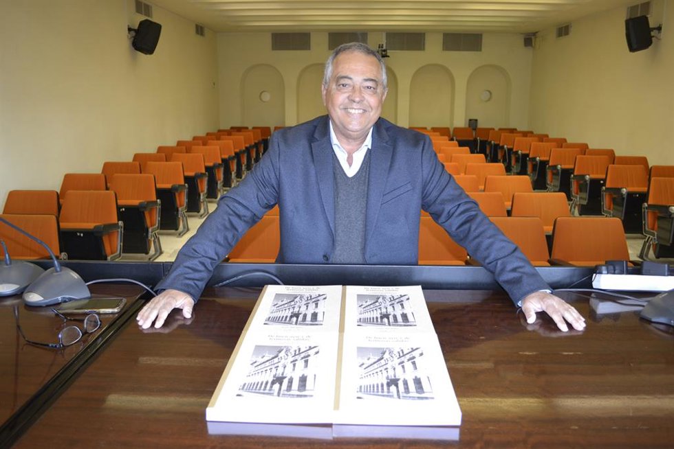 Pascual Vera posa con uno de los ejemplares