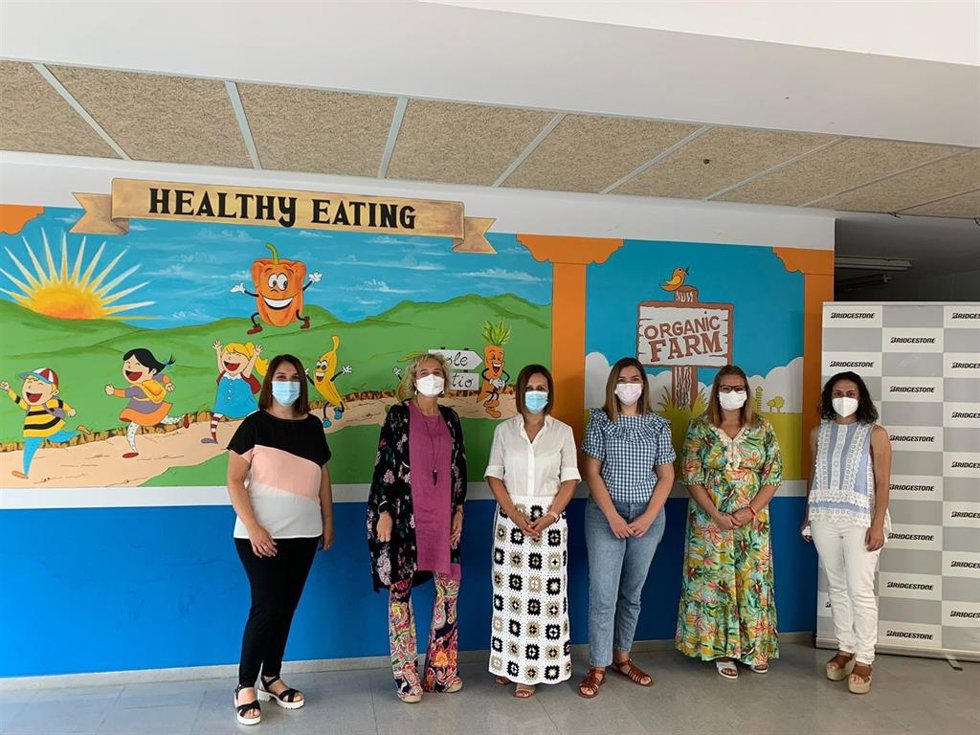 Estefanía de Pablos, directora de RR.HH. De la planta de Bridgestone en Puente San Miguel, junto con representantes de los centros educativos y la presidenta de la Mancomunidad Altamira Los Valles, Raquel Rodríguez