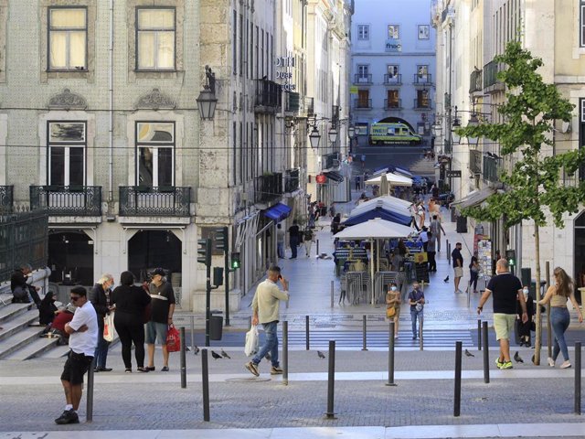 Archivo - Imagen de archivo de una calle de Lisboa.