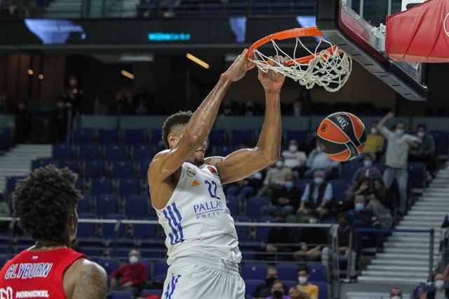 Archivo - Walter Tavares machaca el aro durante el Real Madrid-CSKA de la Euroliga 2021-2022