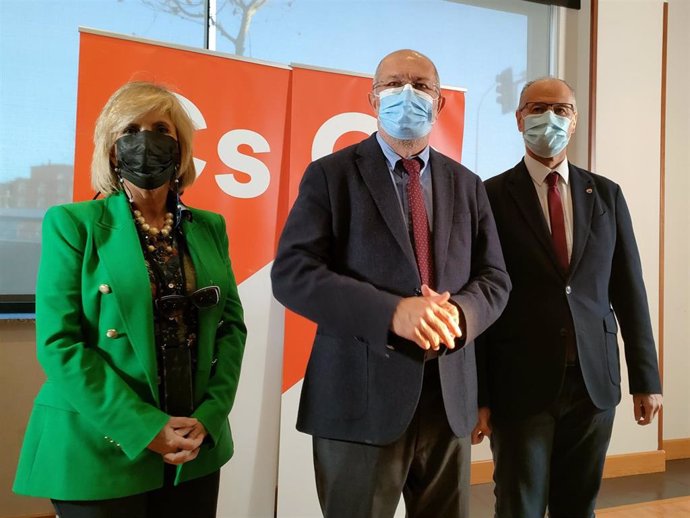 El candidato a la Presidencia de la Junta por Ciudadanos, Francisco Igea (c), junto a Verónica Casado y Luis Fuentes este lunes en Salamanca