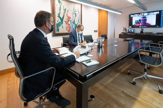 Archivo - El titular del Gobierno gallego, Alberto Núñez Feijóo, se reúne por videoconferencia, junto al conselleiro de Sanidade, Julio García Comesaña, con el comité clínico