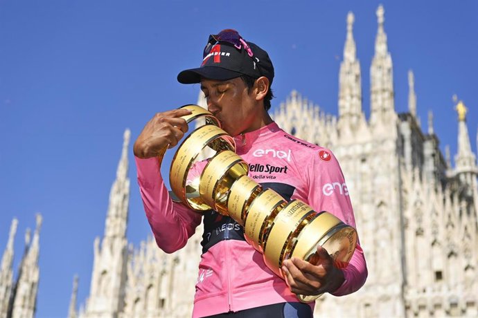 Archivo - Egan Bernal besando el trofeo de ganador del Giro de Italia 2021