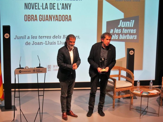 El president d'mnium Jordi Cuixart i l'escriptor Joan-Lluís Lluís guanyador del Premi mnium amb 'Junil als terres dels brbars' (Club Editor)