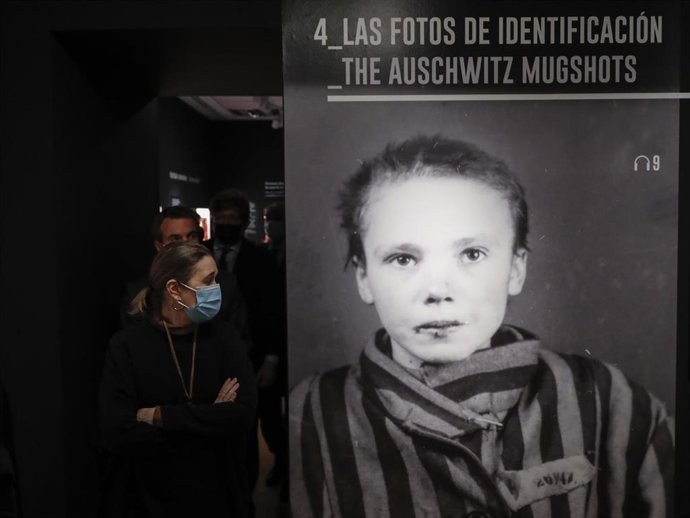 La consejera de Cultura, Turismo y Deporte de la Comunidad de Madrid, Marta Rivera de la Cruz,  en la exposición Seeing Auschwitz de la Casa Sefarad-Israel.