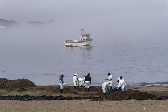 Limpieza en las playas de Perú tras un vertido de petróleo
