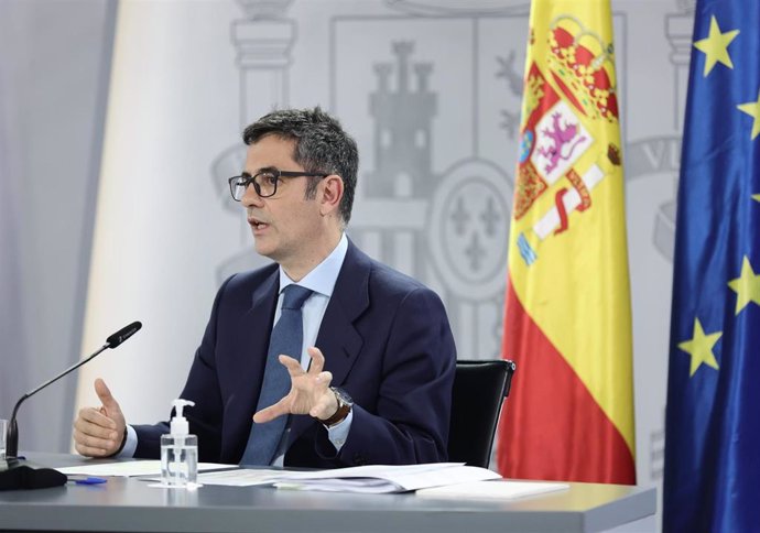 El ministro de la Presidencia, Relaciones con las Cortes y Memoria Democrática, Félix Bolaños, comparece tras una reunión del Consejo de Ministros, en La Moncloa, a 11 de enero de 2022, en Madrid, (España). 