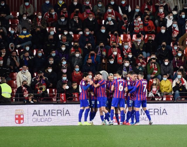 Los jugadores del Eibar celebran uno de sus goles ante el Almería en LaLiga SmartBank 2021-2022