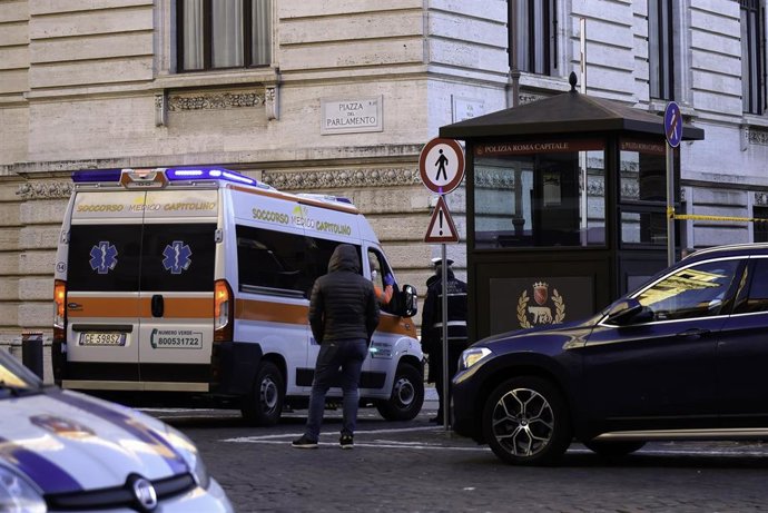 Ambulancia junto al control de acceso a la sede del Parlamento italiano durante la votación del nuevo presidente del país