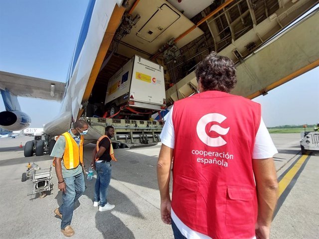Archivo - Un trabajador de la Cooperación Española supervisa el envío de ayuda a Haití tras el terremoto del 14 de agosto