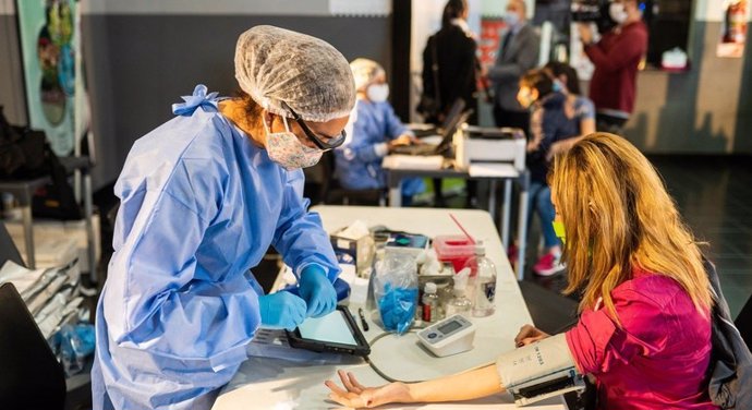 Archivo - Una paciente realizando una donación de sangre en un hospital de Argentina durante la pandemia por COVID-19