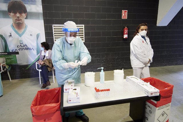 Archivo - Trabajadores sanitarios se preparan para realizar tests de antígenos en los Campos de Sport del Sardinero