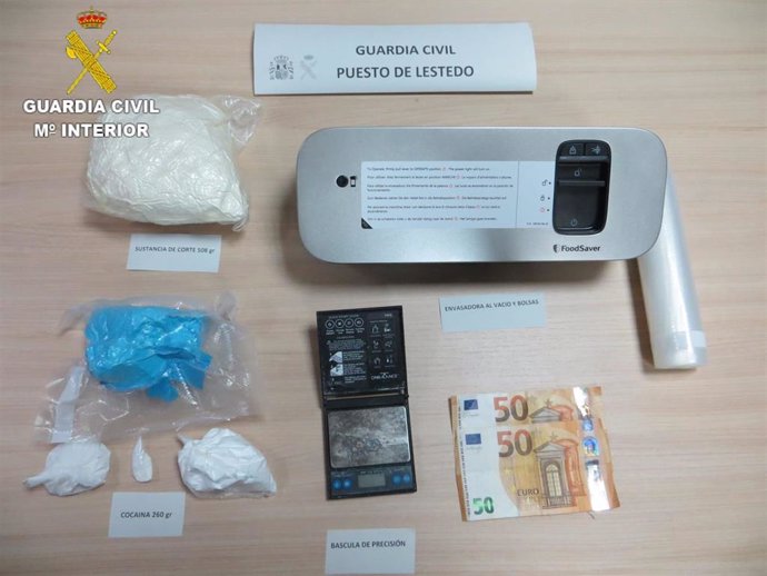 Efectos intervenidos a un vecino de Vedrqa (A Coruña) detenido por la Guardia Civil con cocaína.