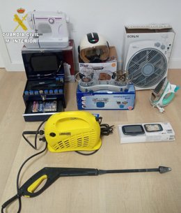 Efectos intervenidos a una vecina de A Pobra do Caramiñal (A Coruña) detenida por la Guardia Civil por siete robos en trasteros y tres hurtos
