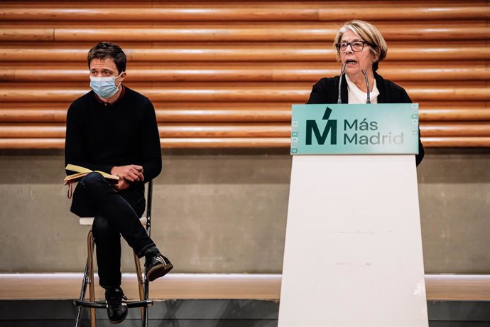 Archivo - El líder de Más País, Íñigo Errejón (i) y la diputada de Más País Inés Sabanés (d), en la clausura del primer Plenario de Más Madrid Ciudad, en la sede de UGT, a 28 de noviembre de 2021, en Madrid (España). El partido celebra este evento para 