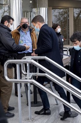 El dirigente de Más País, Iñigo Errejón (c), a su llegada para declarar por un presunto delito leve de maltrato, en los Juzgados de Plaza Castilla, a 25 de enero de 2022, en Madrid (España). Errejón declara después de que un vecino de 67 años presentara