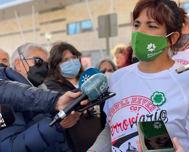 Archivo - La portavoz de Adelante Andalucía, Teresa Rodríguez, atiende a los medios en Málaga