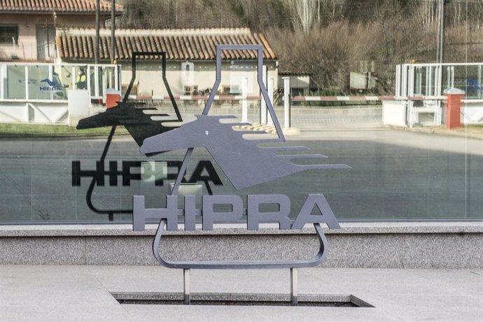 Símbolo de Hipra en su sede, a 4 de enero de 2022, en Amer, Girona, Catalunya, (España). La ministra de Ciencia e Innovación ha visitado la sede de Hipra para conocer el trabajo que realizan en la farmacéutica donde investigan, producen y comercializan 