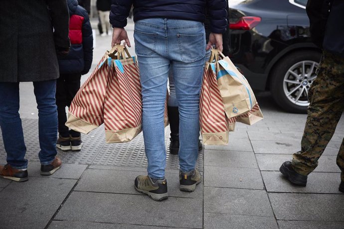 Una persona con bolsas en una calle comercial, a 2 de enero de 2022, en Madrid, (España). 