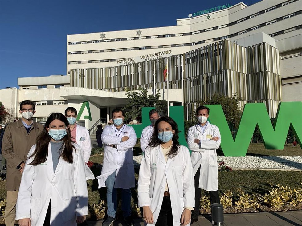 Equipo del Macarena involucrado en el trabajo que ha sido premiado por el Laboratorio de Ideas Farmaimpulso.