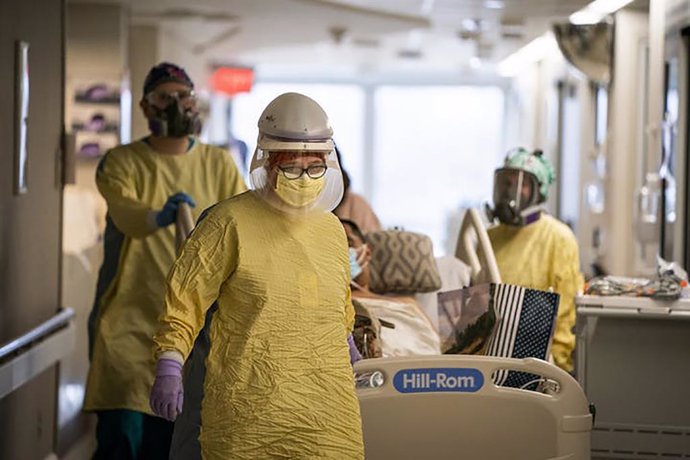 14 January 2022, US, Coon Rapids: A nurse brings a COVID-19 patient into the ICU from another floor of the hospital at Mercy Hospital in Coon Rapids. Photo: -/Minneapolis Star Tribune/TNS via ZUMA Press Wire/dpa