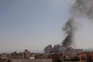 Archivo - Columna de humo tras un bombardeo de la coalición que lidera Arabia Saudí contra la capital de Yemen, Saná