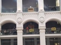 Desalojados del Pleno de Cibeles los vecinos que rechazan la ordenanza de terrazas