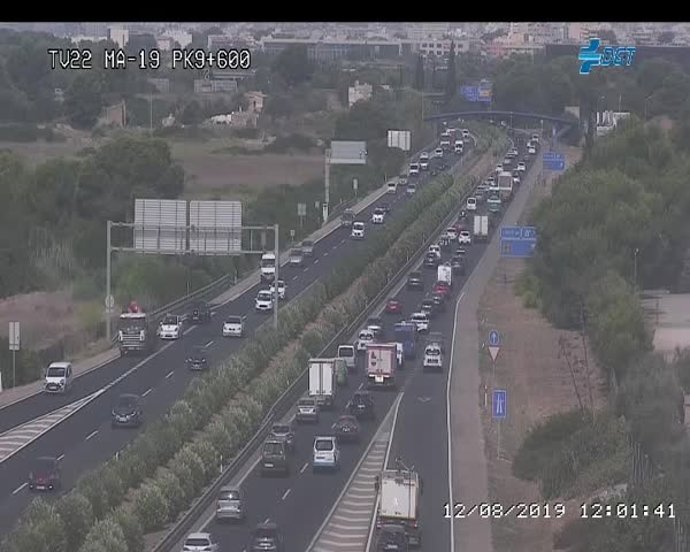Archivo - Atasco en la autopista de Llucmajor. 