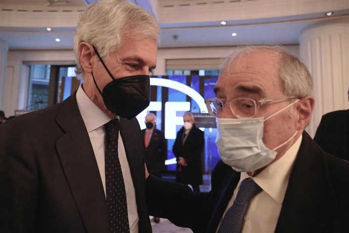 El secretario cuarto de la Mesa del Congreso de los Diputados, el 'popular' Adolfo Suárez Illana (i), y el exministro del Interior Rodolfo Martín Villa. 