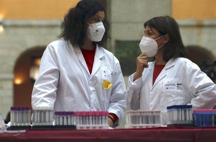 Dos sanitarias con los tubos de sangre en el maratón extraordinario de donación de sangre, en la Real Casa de Correos, a 20 de enero de 2022, en Madrid (España).