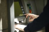 El Gobierno y el Banco de España se ponen en contacto con Carlos, que denunció la exclusión financiera a los mayores