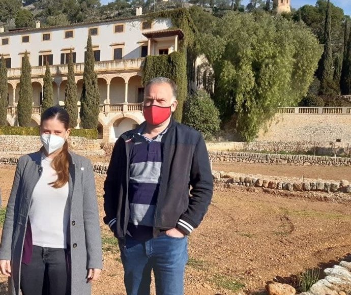 La consellera de Sostenibilidad del Consell de Mallorca, Aurora Ribot, y el director general de Empleo del Govern, Lloren Pou, en Raixa.