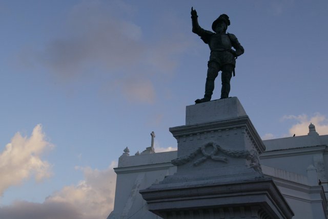 Una estatua de Juan Ponce de León frente a la Iglesia de San José en San Juan, Puerto Rico.