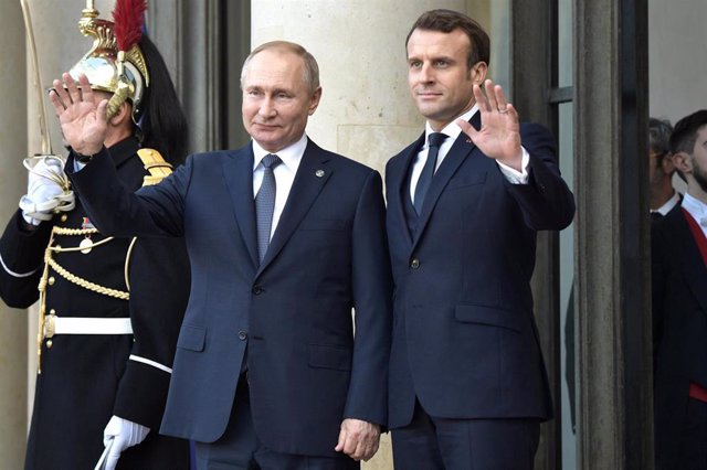 Archivo - Los presidentes de Rusia y Francia, Vladimir Putin (i) y Emmanuel Macron (d), respectivamente
