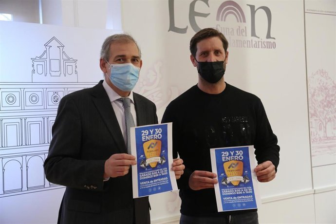 El concejal de Régimen Interior, Movilidad y Deportes del Ayuntamiento de León, Vicente Canuria, junto al organizador Borja Vilanova, del February Cross Training Challenge (FCTChallenge).
