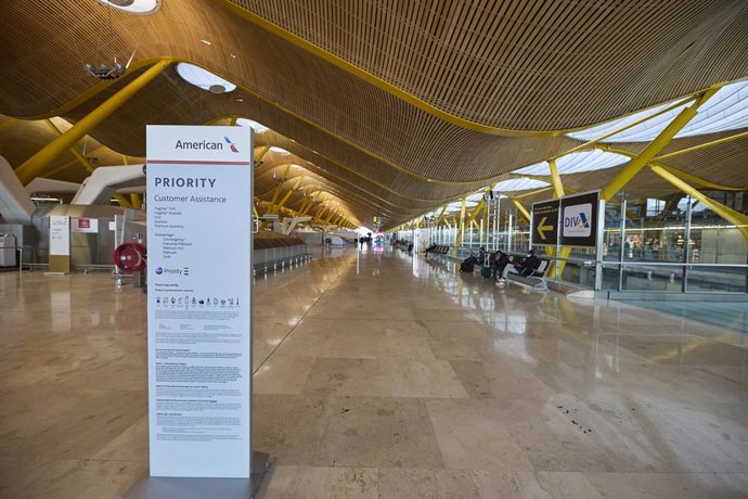 Vista general de una de las salas del aeropuerto Adolfo Suárez, Madrid-Barajas, a 5 de enero de 2022, en Madrid (España). 
