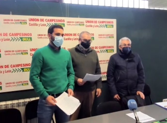 Miembros de UCCL en la rueda de prensa sobre instalación de fotovoltaicas.